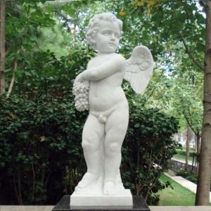 Белый мраморный ангел